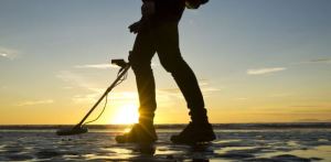 Metal-detecting-silhouette